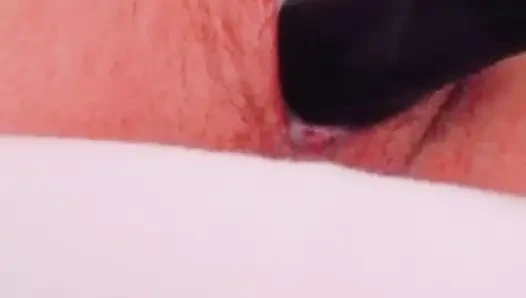 Asyalı genç kız tek başına vibratörle amını oynamayı seviyor