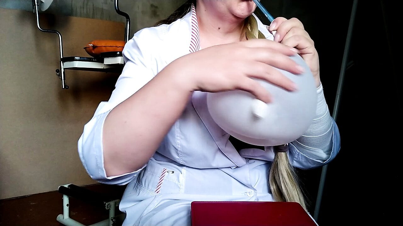 Hemşire seks oyuncağı yapmayı anlatıyor