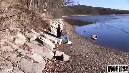 Euro sarışın kâkül açık havada video oynadığı nikky rüya