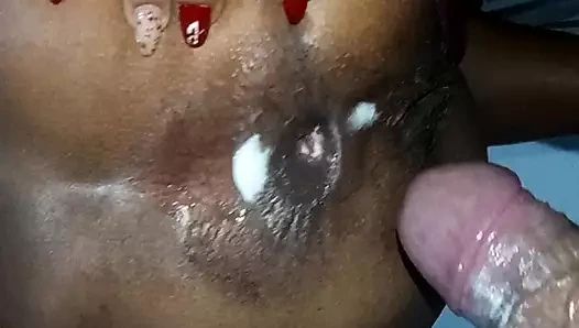 Yarağımın karımın açık deliğine boşalmasını izliyorum