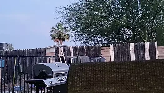 Yorgun seksi yaşlı ayaklara dosyalama ve masaj