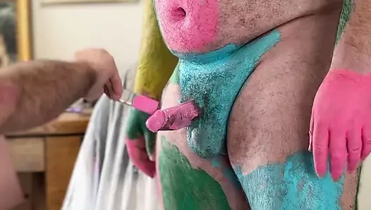 Şehvetli ayı vücudunu boyatıyor ve mastürbasyon yapıyor