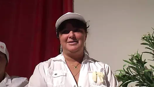 İri güzel kadın esmer adamla sert sikişiyor