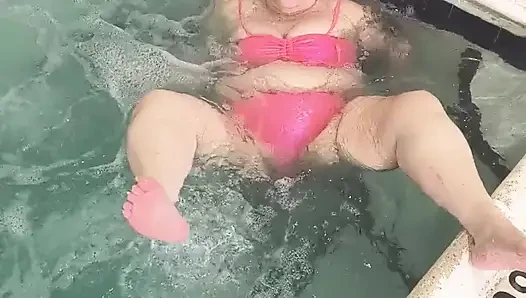 Davisdesires havuzda amının salyasını izliyor