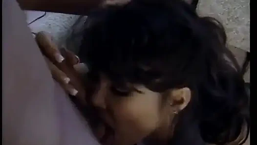 Orta yaşlı seksi kadın parmakla sikiliyor ve sonra kanepede yalanıyor
