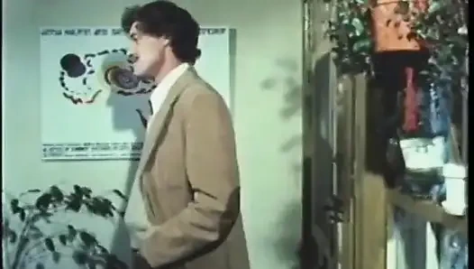 Sürtük iki adam tarafından sikiliyor ve dölleniyor nostaljik porno üçlü seks