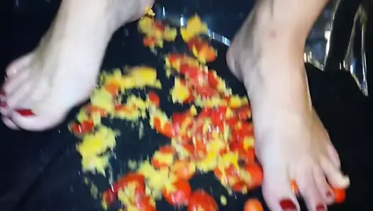 Bayan kırmızı meyveleri eziyorum.