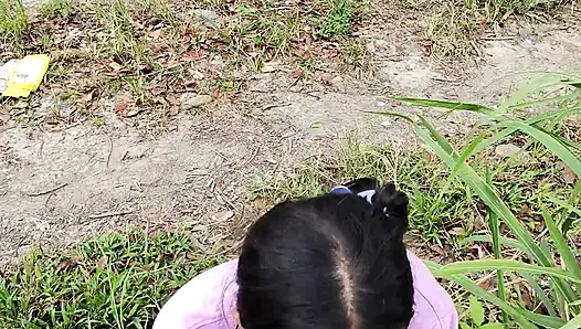 Sikini emmek ve açık havada beni sikmesini istedim, bu gerçekten hoşuma gitmek