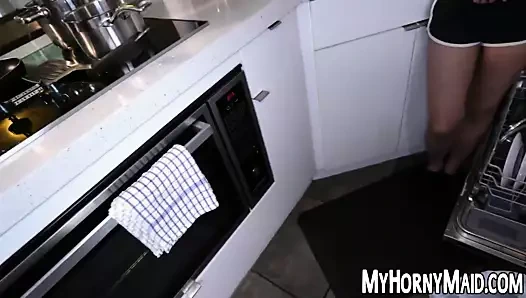 Bu bebeği nasıl sikikleri, bir hizmetçiden başka bir şey olmalı