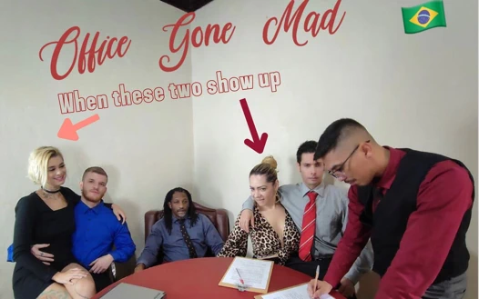 İki sarışın ortaya çıktığında ofis çıldırdı