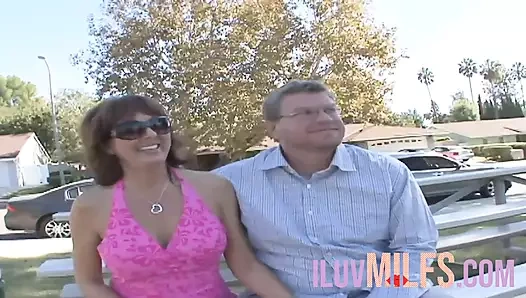 Esmer orta yaşlı seksi kadın yarak düşkünü sekste yarağa biniyor