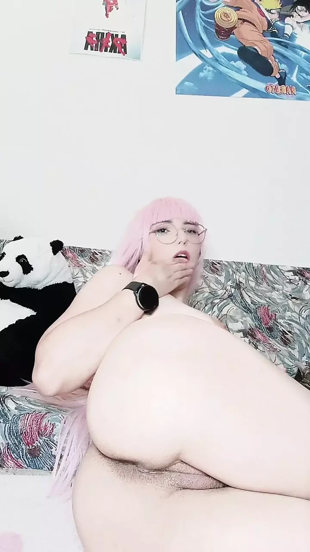 Tombul anime kostümlü kız güzel bir dildoyla kendini sikiyor