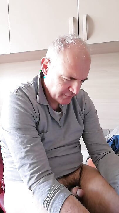Cam bardağa güzel bir sidikle uzun bir mastürbasyon