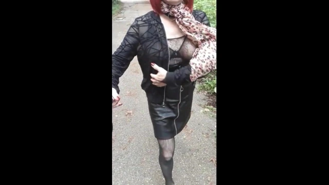 Sophie kızıl saçlı crossdresser dışarıda üstsüz yürüyor