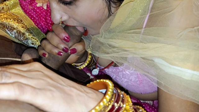 Güzel Hintli evli yenge yatak odasında kendi kendini sikiyor