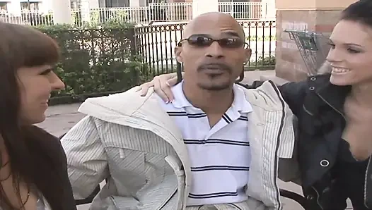 İki seksi esmer, bir büyük siyah yarak ve cızırtılı döl takası