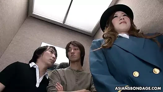 Aimi ichijo bir iş gününde esaret oturumu yaşıyor