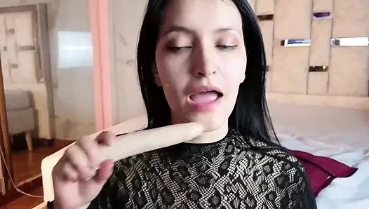 Islak dildo oyunu: yüzümü sırılsıklam bırakıyorum