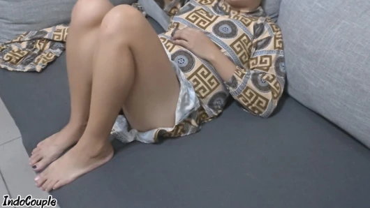 Adik tiri colok di ruang tamu aku bantuin dia puas