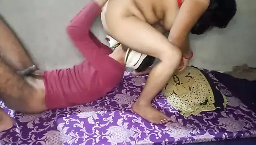 Hintli anne ona su veriyor