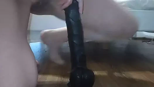 Büyük dildoyla oynuyor