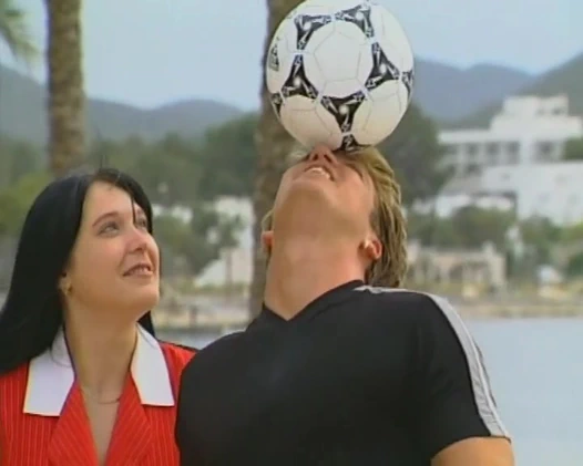 Kadınlar kocaları olmadan tatilde ve bahsin etrafında sakso çekiyor ve sikişiyor