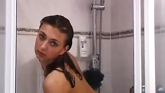 Güzel genç kız seksi vücudunu yıkiyor
