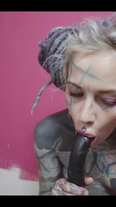 Sıska dövmeli kız iş kıyafeti azgın tablo tek başına mastürbasyon yapıyor, anal, delik genişletme, fışkırtma | Klip 1