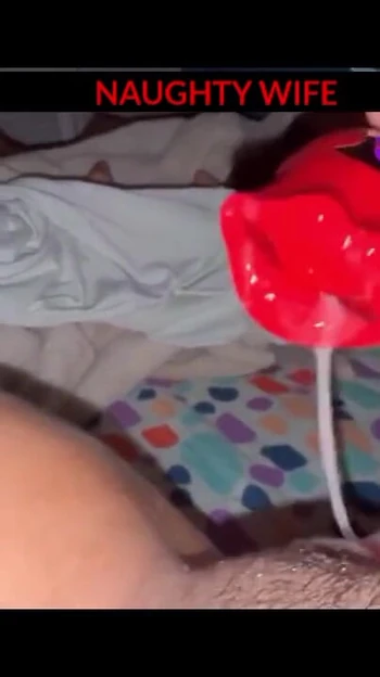 Мощный момент из "мой сквирт с моей новой секс-игрушкой и моими сексуальными ногтями"