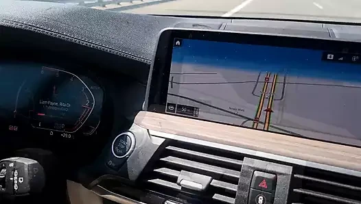 Seksi sarışın araba sürerken mastürbasyon yapıyor