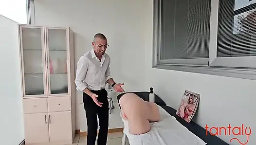 Doktor iş arkadaşının Daisy'yi test ediyor. TANTALY indirim almak için Ferrero kodunu kullanın.