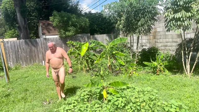 Arka bahçede çıplak