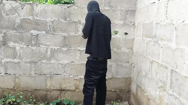 Tamamlanmamış bir binada zenci sümüklü beli duvara sert vuruyor