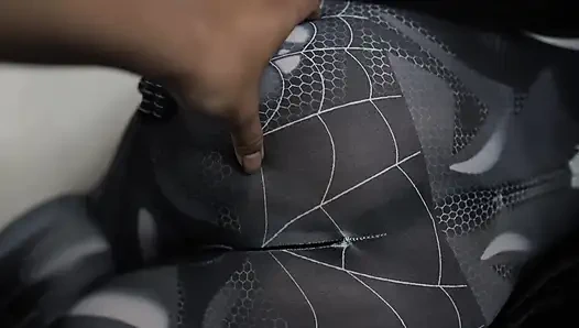 Örümcek adam kostümlü şişe amına takıyor