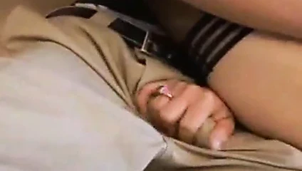 Kelly teslimatçı çocuğa malları nasıl teslim edeceğini gösteriyor