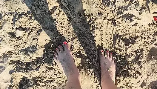 Sahilde güzel ayaklar