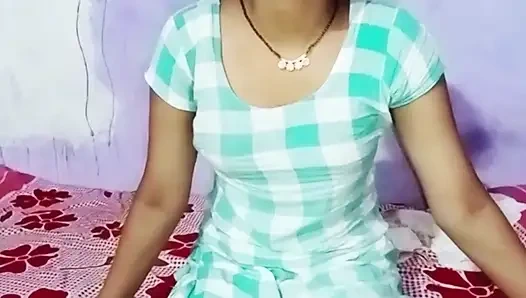 Sevimli Hintli desi yenge net Hintçe ses kaydıyla üvey kız kardeşinin önünde derver ve sert sikişiyor