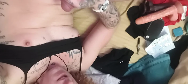 Travesti sıkı amcıktaki oyuncaklarla iki yarağı birden alıyor