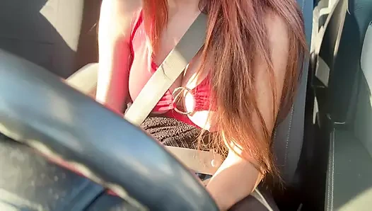 İtalyan büyük memeli orta yaşlı seksi kadın büyük memelere biniyor azgın meme uçlarını teşhir ediyor