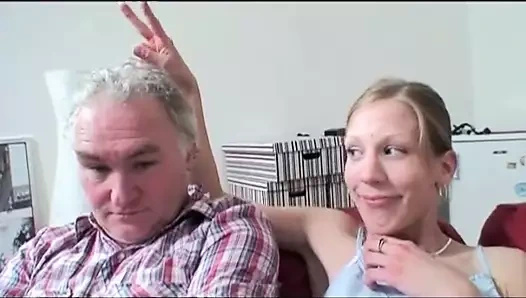 Sıcak anneanne ile yaşlı ve genç dörtlü