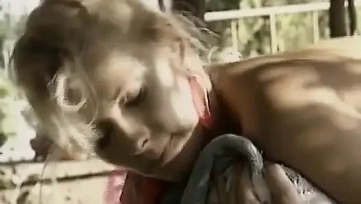 İki Alman genç kız anal üçlü sekste yarağı yalıyor