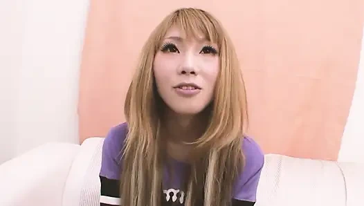 Sıkı Asyalı amcıklar sahnesi 3: Japon sarışın genç kız kıllı amına dildoyla mastürbasyon yapıyor