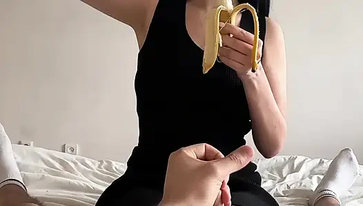 Uzun sulu bir saksodan önce muz tatlısı