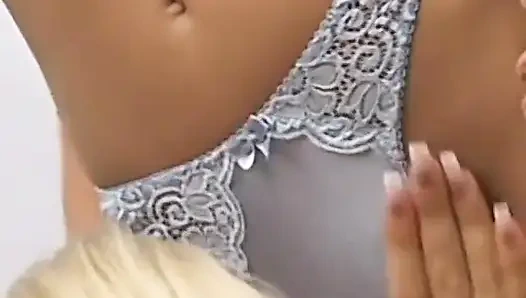 Stacey ve Kitty çift uçlu bir dildoyla meşgul oluyor