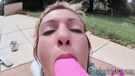 Sahilde buluşan genç sürtük Susi mastürbasyon yapıyor ve sakso çekiyor