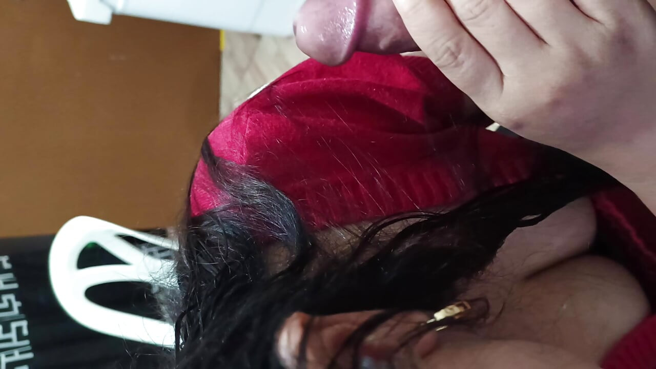 Ateşli büyük memeli olgun evli kadın ıslak bir sakso çekiyor ve ağzına ve yüzüne boşalıyor...