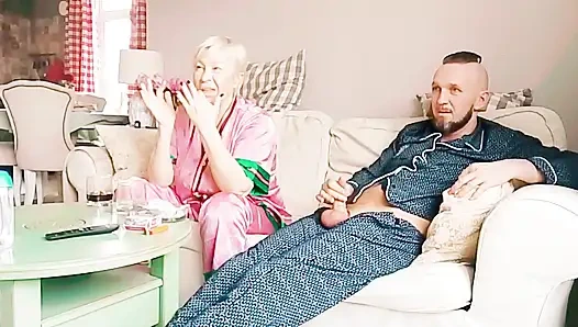 Tabu seks, üvey anne film izliyor, ben de ağzını açıyorum