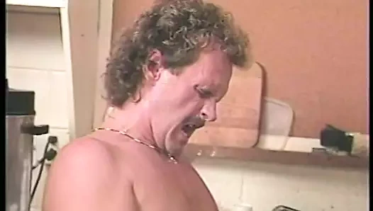 Esmer kadın bar taburesi üzerinde eğilirken götünü boşaltıyor