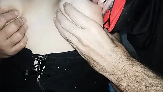 Eşim yatağı hazırlayıp büyük doğal göğüslerini emip kocaman sert meme uçlarını çiğnemesi için şaşırttı
