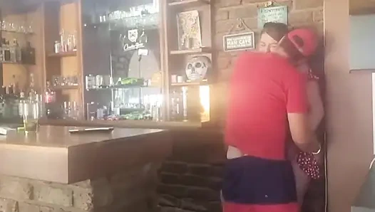 Esmer orta yaşlı seksi kadın arkadan sikiliyor